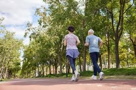 俄极限运动员挑战在1800米高空踢球，进球后做出C罗庆祝动作